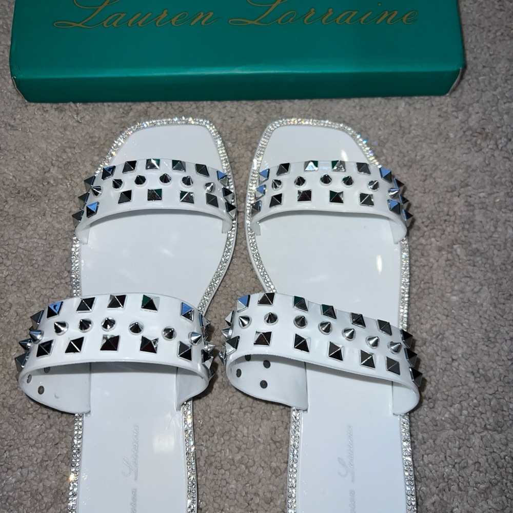 Lauren Lorraine White Studded Sandals new in box size 9 rhinestone border chic